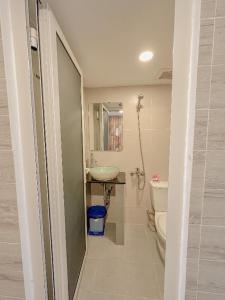 Un baño de Galaxy Boutique Sai Gon Hotel - by Bay Luxury