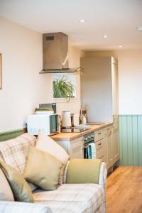 Kitchen o kitchenette sa Taighsona Bothy, Speyside - amazing views!