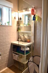 uma casa de banho com um lavatório e um espelho em Downtown apartment em Kamena Vourla