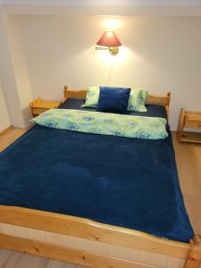 Posteľ alebo postele v izbe v ubytovaní Apartament nad Parsętą w centrum - prywatne miejsce postojowe & dwa rowery