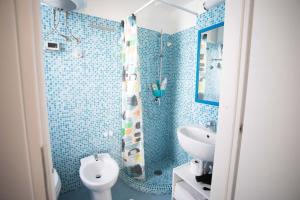 Ένα μπάνιο στο Miniappartamento centro storico Forio d'Ischia