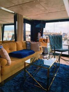 Hausboot mit Traumlage in Lübeck-Travemünde的休息区