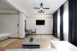 een woonkamer met een bank en een tafel bij Epikourou Loft 20 in Athene