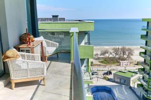 O vedere generală la mare sau o vedere la mare
luată din acest apartament