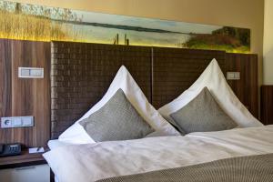 Ein Bett oder Betten in einem Zimmer der Unterkunft Hotel Am Badepark