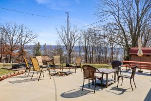 un grupo de sillas y mesas en un patio en Cozy Maple House Family Lake Como Retreat, en Lake Geneva