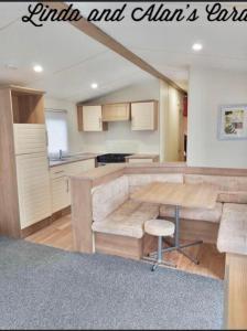 eine Küche mit einem Holztisch im Zimmer in der Unterkunft Linda/Alan's Happy Holiday Home in Rhyl