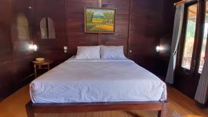 Giường trong phòng chung tại The Bocah Desa Village