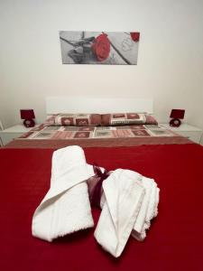 ein Schlafzimmer mit einem Bett mit Handtüchern darauf in der Unterkunft Ferrari Holiday House - Casa Vacanza nel cuore di Campobasso in Campobasso