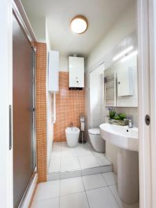 ein Badezimmer mit zwei Waschbecken und einem WC in der Unterkunft Ferrari Holiday House - Casa Vacanza nel cuore di Campobasso in Campobasso