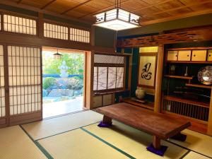Zimmer mit einer Bank und einem großen Fenster in der Unterkunft Villa SHINOBI -忍- in Hinase