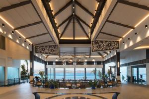 uma vista para o oceano a partir do átrio de um resort em Dusit Thani Mactan Cebu Resort em Mactan