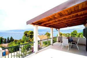 einen Balkon mit Blick auf das Wasser in der Unterkunft Seaview Residence in Splitska