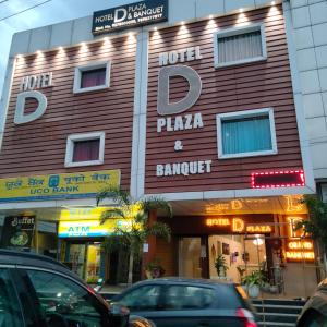 un edificio con coches estacionados frente a él en Hotel D Plaza, en Zirakpur