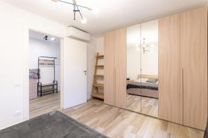a bedroom with a bed and a mirrored closet at Casa vacanze Montebello in Trieste