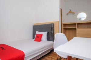 Ένα ή περισσότερα κρεβάτια σε δωμάτιο στο RedDoorz near RS Permata Medika Ngaliyan Semarang +23 φωτογραφίες