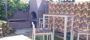 Fotografia z galérie ubytovania "Maison Fi", mer et centre à 2 pas,3 chambres privées, parties communes, Maison des années 80 jardin arboré v destinácii Valras-Plage + 5 fotografií