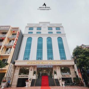 un bâtiment avec un tapis rouge devant lui dans l'établissement Asean Hotel, à Hải Dương