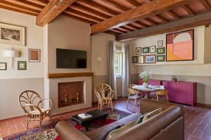 A television and/or entertainment centre at Tenuta di Artimino member of Meliá Collection Wine Resort