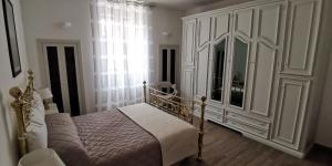 een slaapkamer met een bed en een groot raam bij Casa Magnolia in Montalbano