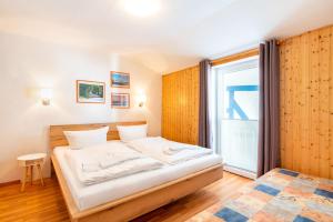 een slaapkamer met een bed en een raam bij Pier 1 in Heringsdorf