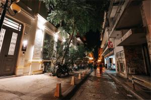 The surrounding neighborhood or a neighborhood close to a hosteleket