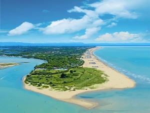 una vista aérea de una isla en el océano en Baja Moderno Trilocale vicino al mare, en Bibione