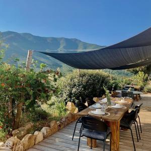 une table et des chaises en bois sur une terrasse en bois dans l'établissement CASA IB, à Peri