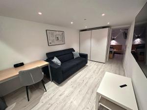 ein Wohnzimmer mit einem Sofa und einem Tisch in der Unterkunft JobelHome Alb Apartment in Bad Urach