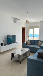 TV/trung tâm giải trí tại Good Times & Tan Lines Apartment