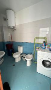 Phòng tắm tại Good Times & Tan Lines Apartment +42 ảnh