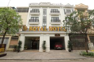 een hotel met een bord aan de voorzijde bij Royal Văn Phú Hotel in Hanoi