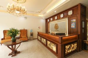 Lobbyn eller receptionsområdet på Royal Văn Phú Hotel
