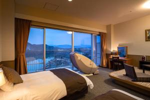 Giường trong phòng chung tại Enakyo Onsen Hotel Yuzuriha