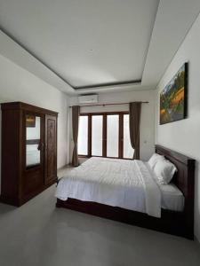 Tempat tidur dalam kamar di Bridge Villa Seminyak