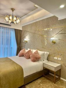 マニラにあるMAKATI Prime Luxuryのベッドルーム1室(大型ベッド1台、枕付)