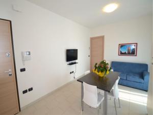 Μια τηλεόραση ή/και κέντρο ψυχαγωγίας στο Charming apartment in the heart of Rosolina Mare