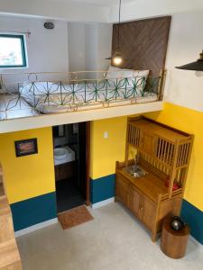 een kleine kamer met een stapelbed en een wastafel bij B475house in Nha Trang