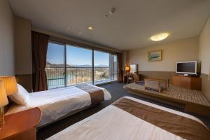 Giường trong phòng chung tại Enakyo Onsen Hotel Yuzuriha
