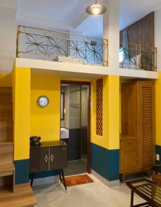 um quarto com uma parede amarela e azul em B475house em Nha Trang
