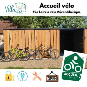 Poilly-lez-GienにあるVilla Hotelの門の横に停められた自転車