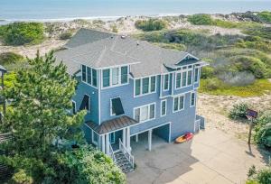 una vista aérea de una casa azul en la playa en Memory Maker, en Corolla