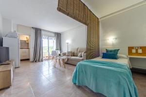 En eller flere senge i et værelse på Apartamentos Alboran-Arysal + 13 billeder