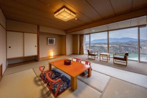 Cảnh núi rừng hoặc tầm nhìn ra núi từ ryokan