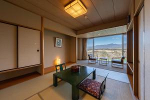Cảnh núi rừng hoặc tầm nhìn ra núi từ ryokan