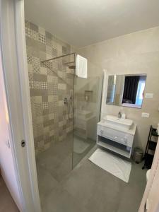 y baño con ducha y lavamanos. en B&B Garda Home, en Nago-Torbole