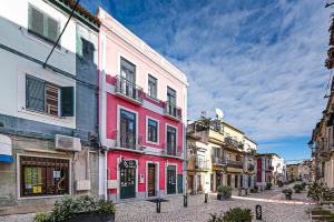 a row of buildings on a street in a city at Pérola do Ar - Estúdio no coração de Setúbal in Setúbal