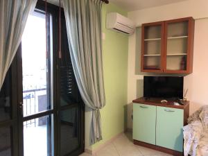 A television and/or entertainment centre at Appartamento CasaSoleMare Fondachello