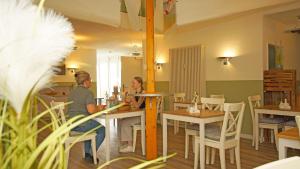 Fotografie z fotogalerie ubytování F-1010 Strandhaus Mönchgut Bed&Breakfast DZ 37 strandnah, inkl Frühstück v destinaci Lobbe