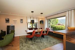uma cozinha e sala de jantar com mesa e cadeiras em Haus Almrose em Reit im Winkl